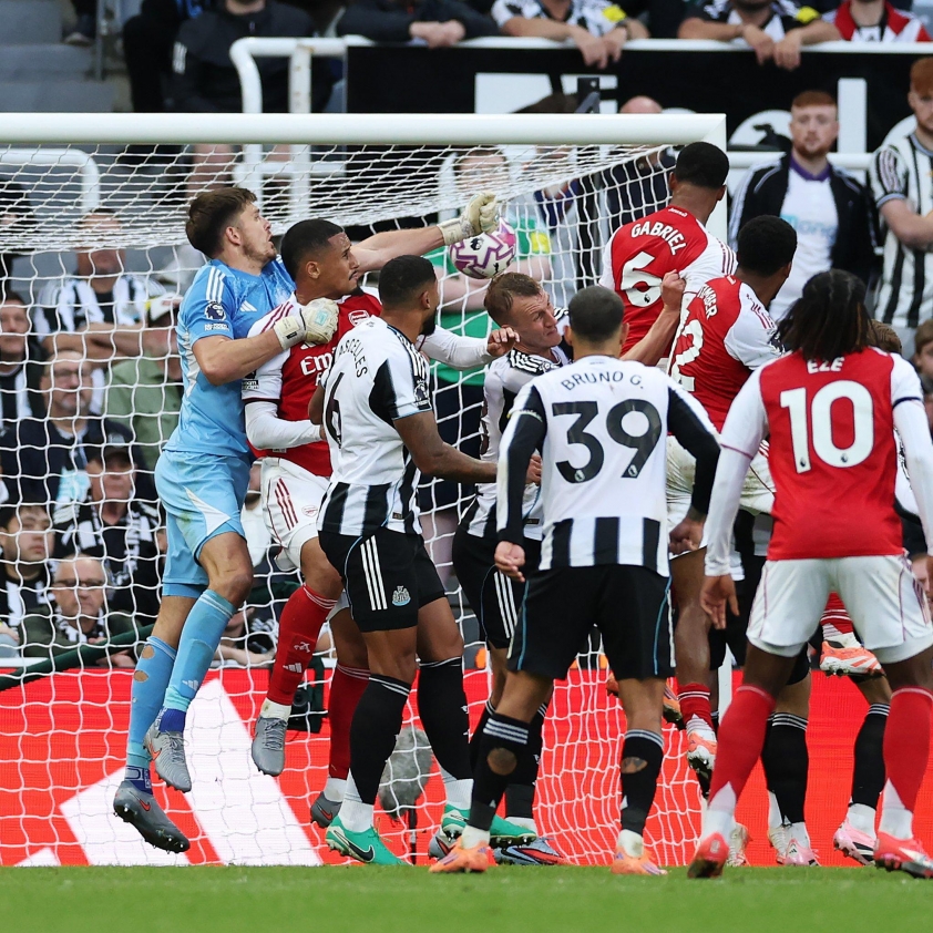 "Bukayo Saka: 'VAR luôn bất lợi cho Arsenal'" 7 Arsenal vẫn ra về với 3 điểm nhờ pha lập công bằng đầu của Gabriel ở phút bù giờ (Ảnh: X).