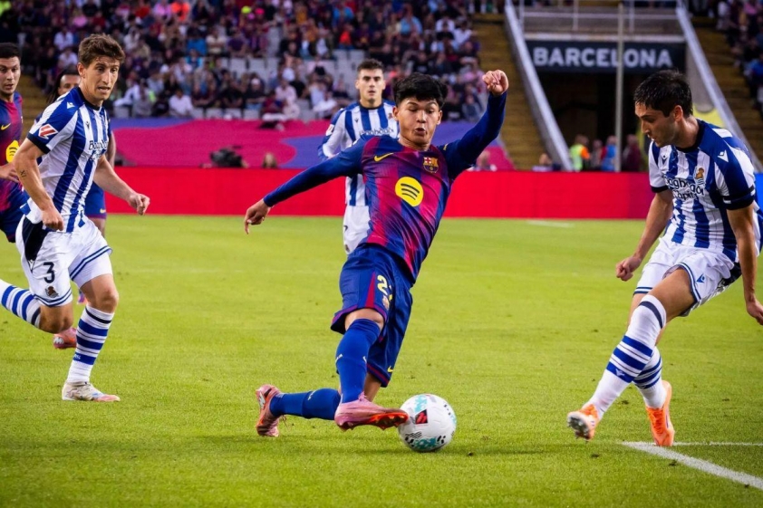 Tiền vệ trẻ gốc Philippines đã thi đấu trọn vẹn hiệp một cho Barca (Ảnh: X).