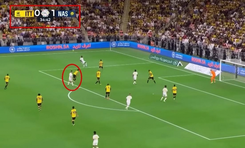 Ronaldo vẫn đi bộ ở ngoài vòng cấm một tích tắc trước đó. (Ảnh: CMH)