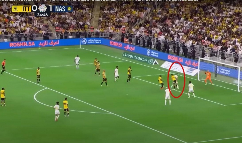 Chỉ 4 giây sau CR7 đã đè bẹp hàng thủ đội bạn với pha đánh đầu dũng mãnh. (Ảnh: CMH