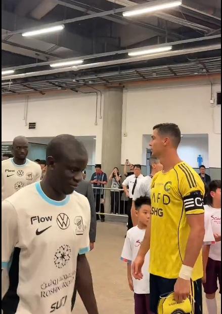 Kante 'lạnh lùng' lướt qua CR7. (Ảnh: Nền tảng X)