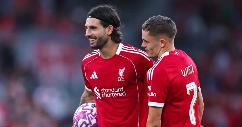 Huyền thoại MU cho rằng Szoboszlai là giải pháp tốt hơn cho Liverpool. (Ảnh: Sky Sports)