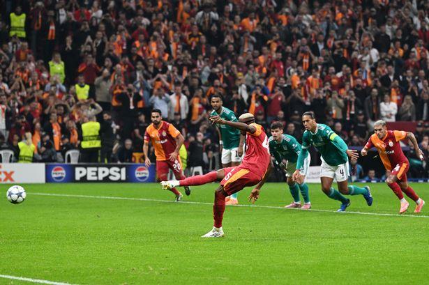 Bàn thắng từ chấm 11m của Osimhen nhấn chìm Liverpool. (Ảnh: The Mirror)