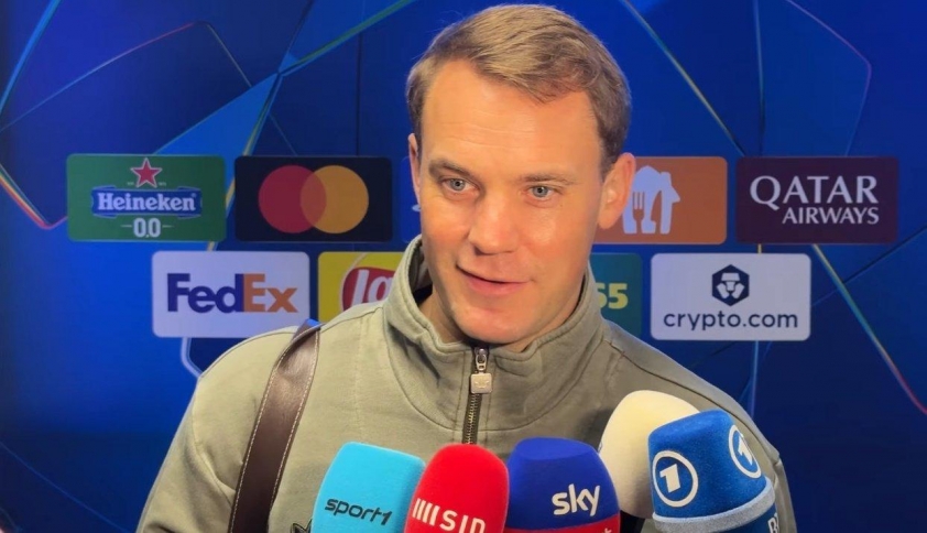 Neuer đáp trả phóng viên sau trận. (Ảnh: ESPN)