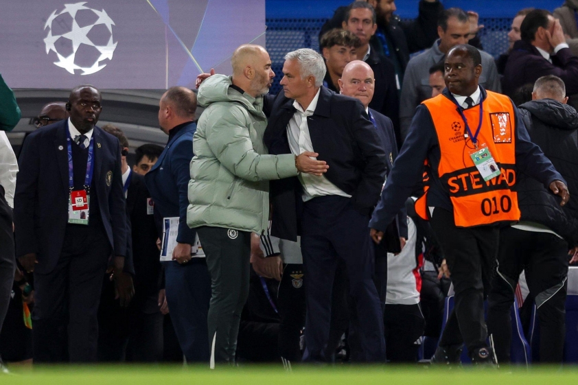 Maresca và Mourinho có những trao đổi chuyên môn trong trận đấu. (Ảnh: Nền tảng X)