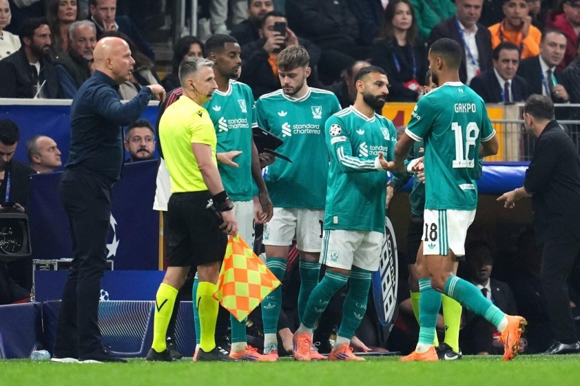 "Arne Slot chịu trách nhiệm cho thất bại của Liverpool" 5 Salah ngồi dự bị là quyết định khó hiểu của Slot - Ảnh: The Sun
