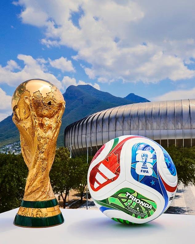 Adidas giới thiệu quả bóng mới tại World Cup. (Ảnh: Daily Mail)