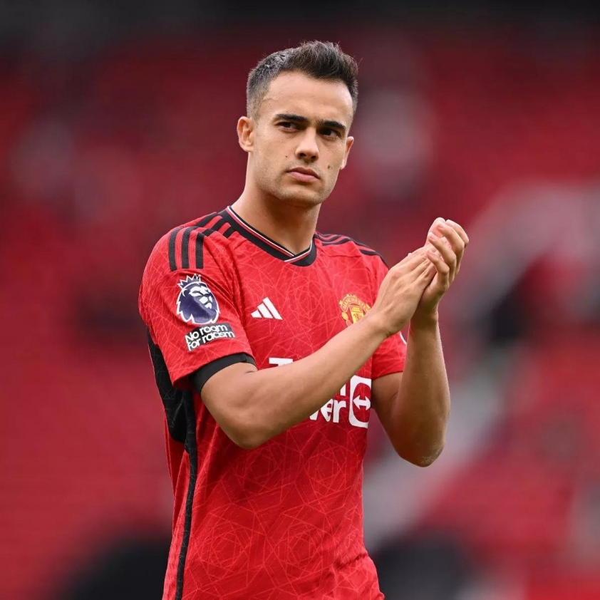Reguilon từng có quãng thời gian ngắn ngủi không mấy thành công cùng với Man United (Ảnh: Manchester Evening News).