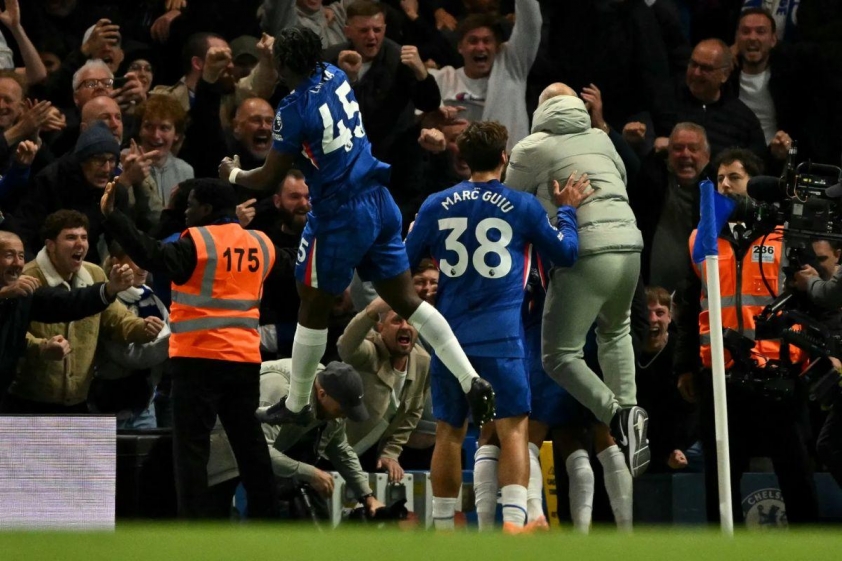 HLV của Chelsea đã chạy ra ăn mừng cùng các học trò (Ảnh: The Sun).