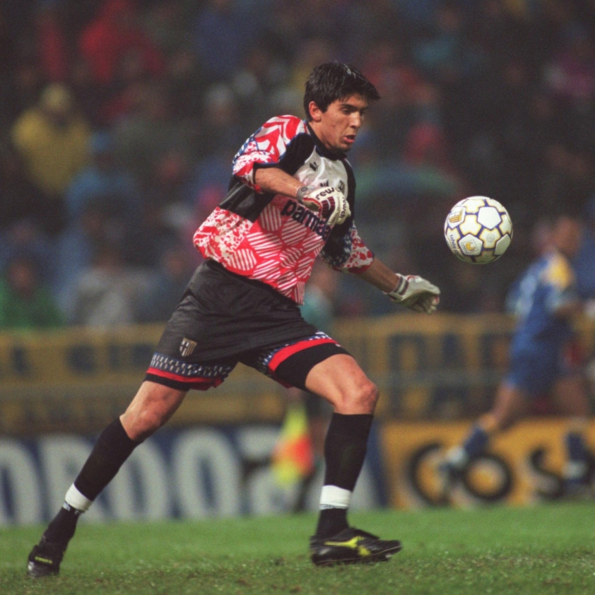 Gianluigi Buffon ra mắt Serie A vào ngày 19/11/1995 (Ảnh: UEFA Champions League).