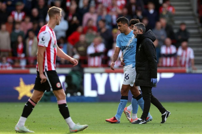 Rodri tập tễnh rời sân vì chấn thương trong trận đấu giữa Man City và Brentford (Ảnh: The Sun).