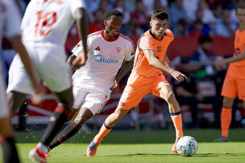 Pedri thừa nhận điều tệ nhất của Barca trong trận thua Sevilla là thiếu sự quyết liệt (Ảnh: Barca Universal).