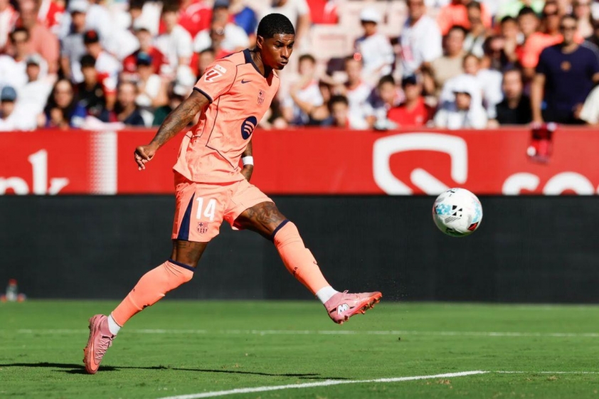 Marcus Rashford ghi bàn thắng đầu tiên tại La Liga bằng một cú vô lê tuyệt đẹp (Ảnh: The Sun).