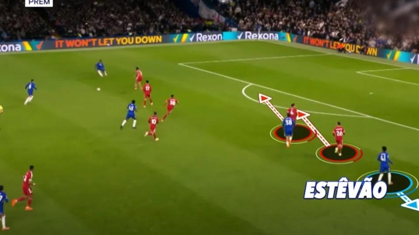 Estevao có thể nhận bóng ngay cả khi anh di chuyển ngược hướng với diễn biến trận đấu. (Ảnh: The Sun)