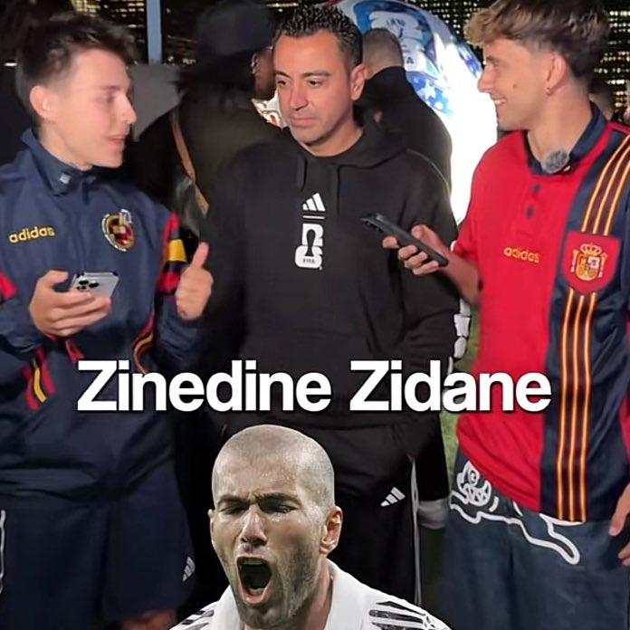 Xavi và đáp án của thử thách. (Ảnh: Adrian Contreras)