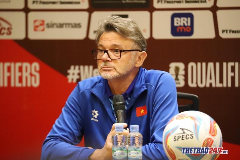 HLV Troussier cũng từng đối diện với những áp lực tương tự ở Việt Nam.