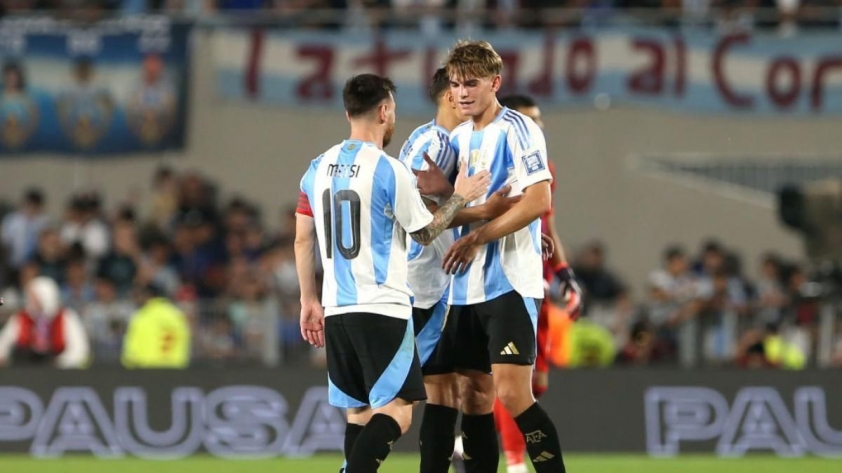 Tương tác giữa 2 thế hệ ở ĐT Argentina. (Ảnh: SPORT)