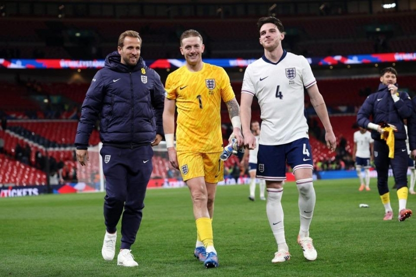 Pickford (giữa) phá vỡ kỷ lục tồn tại gần 60 năm ở ĐTQG Anh (Ảnh: talkSPORT).