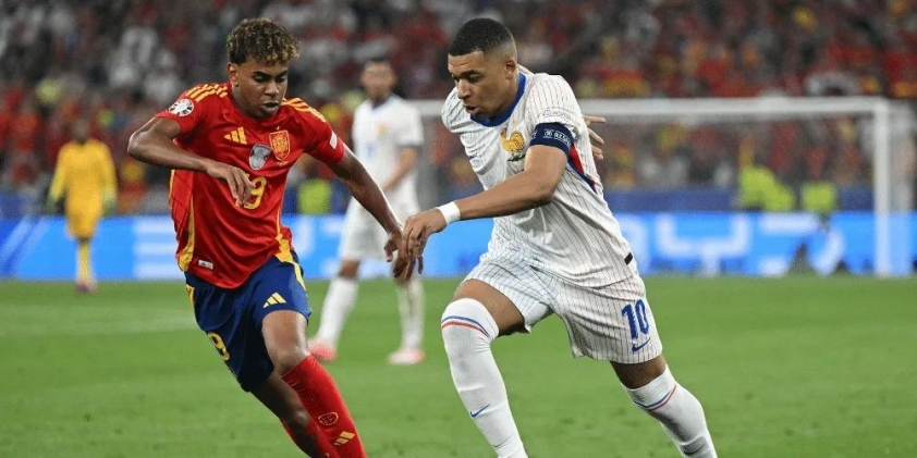 Mbappe luôn tôn trọng Yamal, bất chấp việc anh gần như thua trận mỗi khi đối đầu với tài năng trẻ (Ảnh: Yahoo Sports).