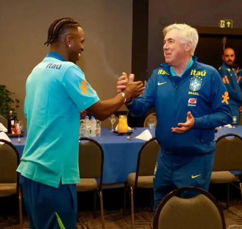 Vinicius xem Ancelotti là HLV hay nhất mình từng làm việc cùng (Ảnh: Tribuna).
