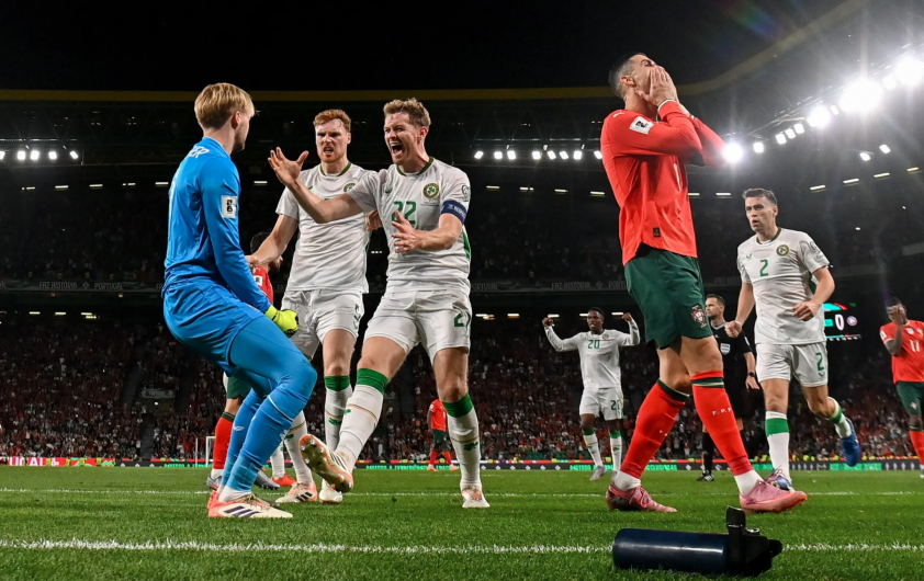 Đồng đội ăn mừng việc Kelleher cản phá cú đá 11m của Ronaldo - Ảnh: @ESPNFC