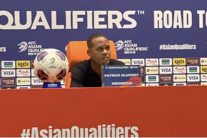 HLV Kluivert trả lời trong buổi họp báo sau trận (Ảnh: Bola).