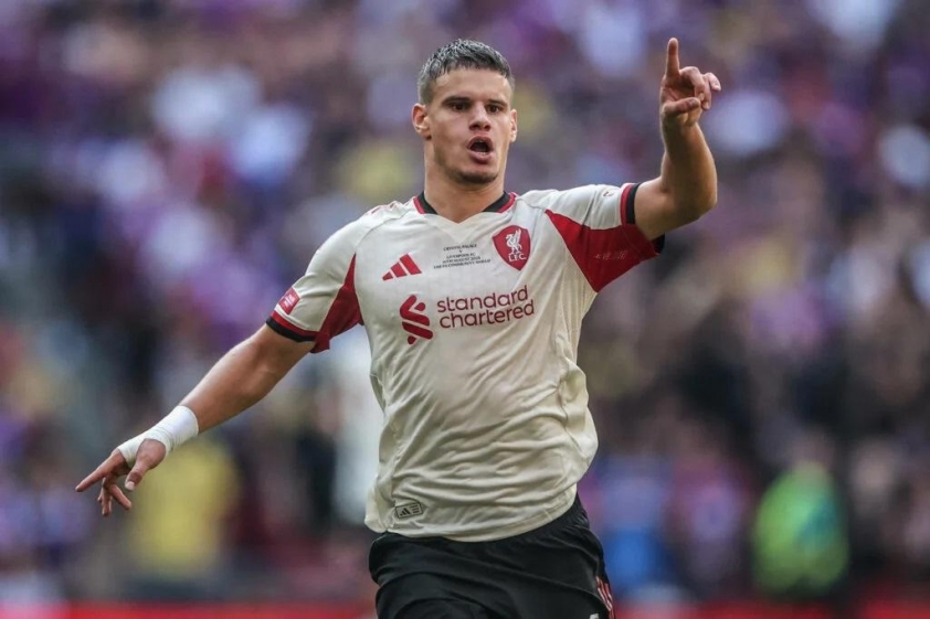 Milos Kerkez đang không có phong độ cao trong đội hình Liverpool. (Ảnh: Football Insider)