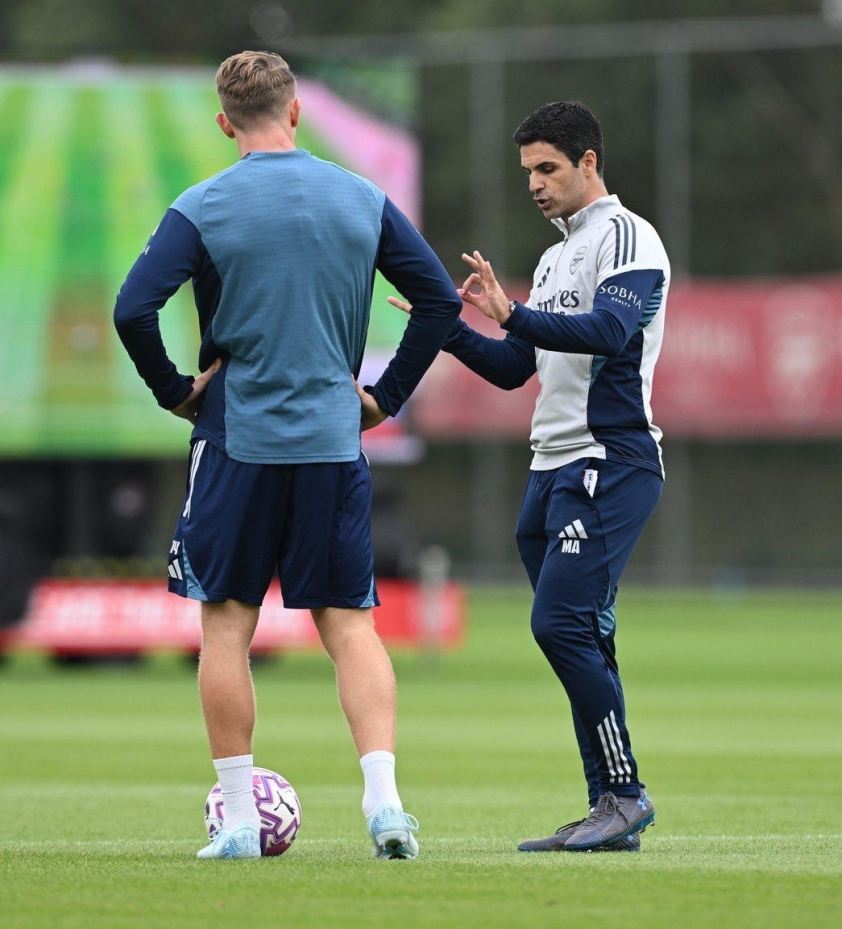 HLV Mikel Arteta nói rằng toàn đội đều mong Gyokeres ghi bàn (Ảnh: X).