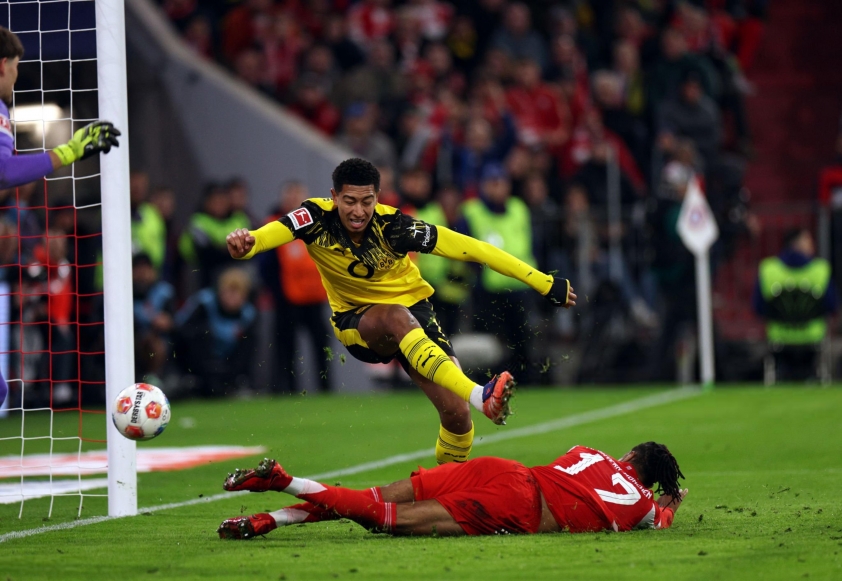 Jobe Bellingham đã mắc một sai lầm nghiêm trọng khiến Dortmund thua Bayern 1-2 (Ảnh: X).