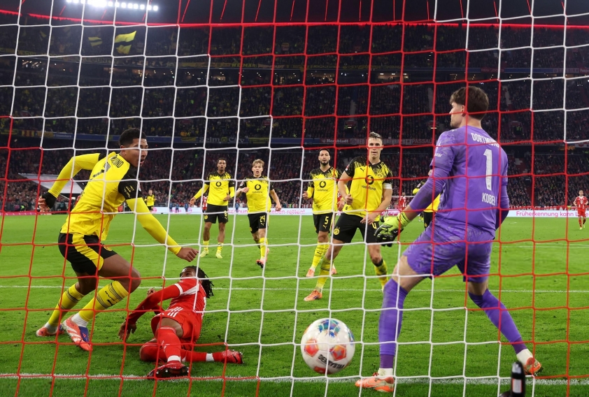 Tiền vệ này đã chật vật kiểm soát bóng, tạo điều kiện cho Olise ghi bàn cho Bayern (Ảnh: X).