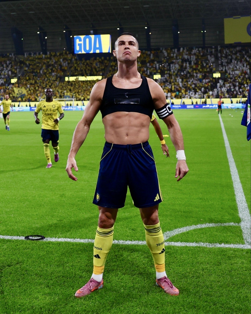 Ronaldo ăn mừng siêu phẩm cho Al-Nassr chỉ vài phút sau khi sút hỏng phạt đền (Ảnh: X).
