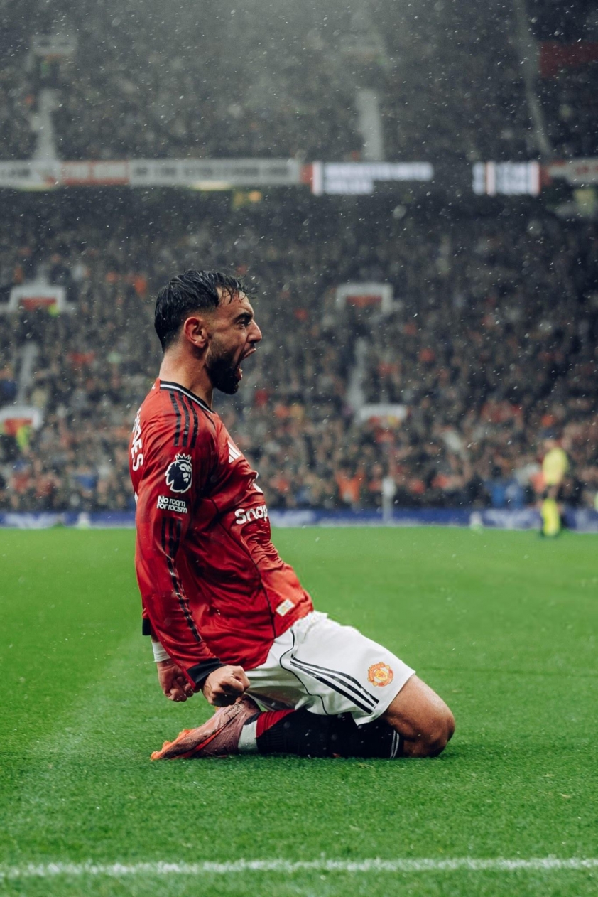 Bruno Fernandes vẫn được giữ vai trò đá phạt đền số một của MU (Ảnh: X).