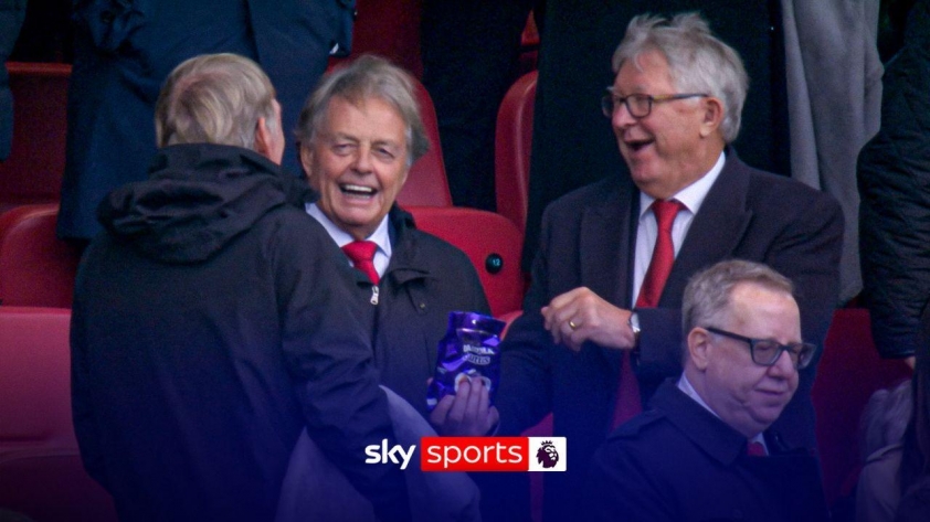 Các huyền thoại tương tác vui vẻ trên khán đài sân Anfield. (Ảnh: Sky Sports)