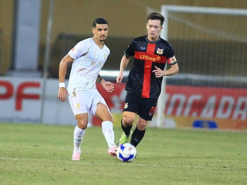 Màn so tài giữa những tiền vệ công hàng đầu V-League. (Ảnh: Ninh Bình FC)