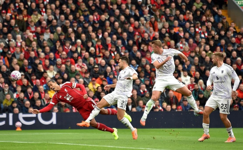 Van Dijk là một trong những cầu thủ Liverpool chơi tệ nhất trước MU - Ảnh: The Sun