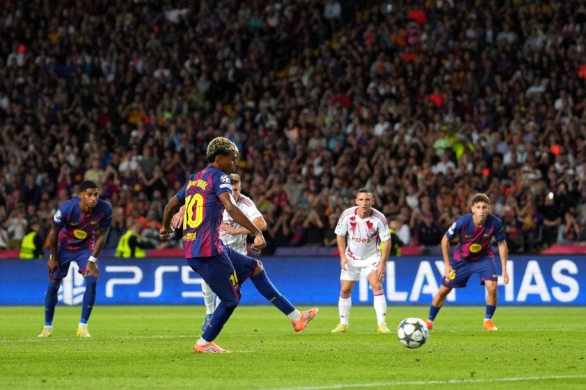 Lamine Yamal tiếp tục lập kỳ tích ở Champions League 5 Yamal trở thành cầu thủ trẻ thứ 2 từng ghi bàn từ chấm 11m trong lịch sử C1 (Ảnh: Laureus).