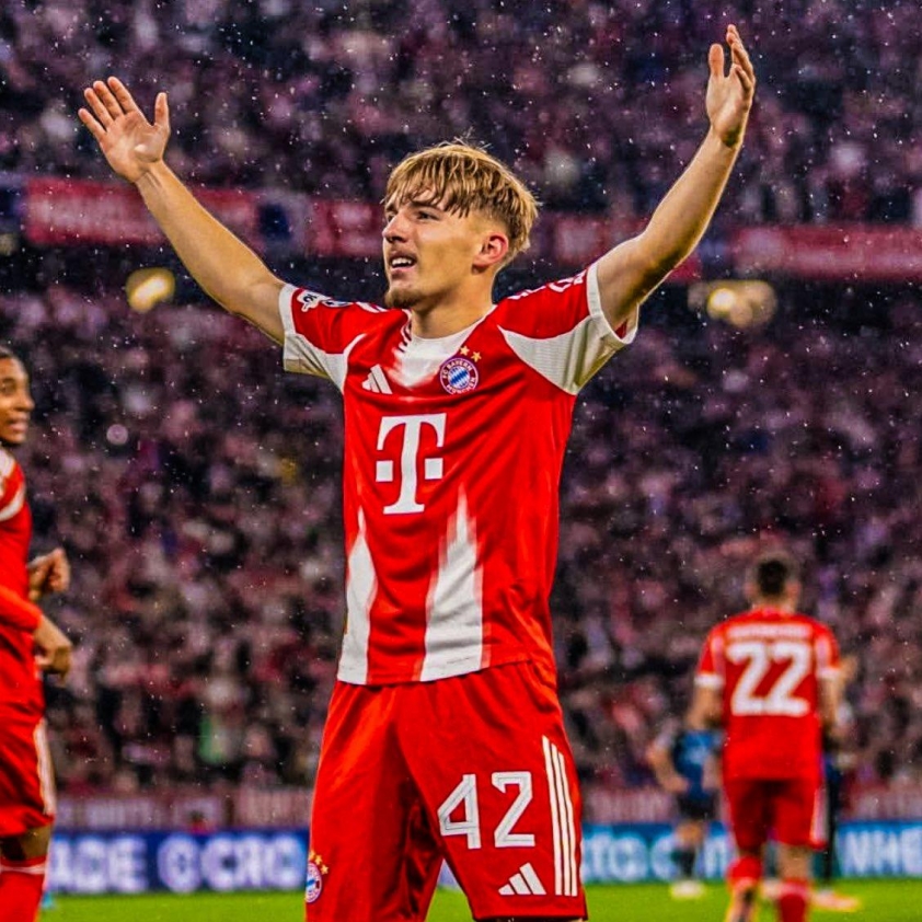 Karl và khoảnh khắc để đời tại Champions League. (Ảnh: eurofootcom)