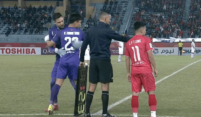 Thủ môn Thành Vinh vào sân thay cho Nguyễn Filip