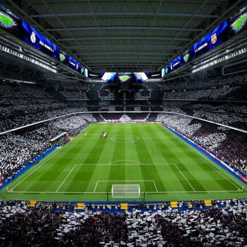 Real Madrid nắm lợi thế trước đại chiến với Barcelona 4 Mái che của SVĐ Santiago Bernabeu sẽ được đóng lại cho trận El Clasico (Ảnh: X).