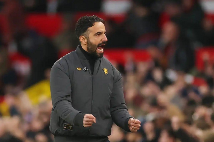 Amorim làm Old Trafford "bùng nổ" sau chiến thắng nghẹt thở 5 HLV Ruben Amorim ăn mừng cùng CĐV MU sau chiến thắng trước Brighton (Ảnh: talkSPORT).
