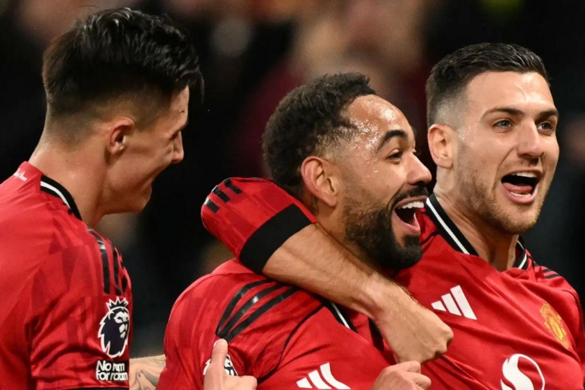Cunha ăn mừng bàn thắng đầu tiên cùng các đồng đội (Ảnh: GOAL).