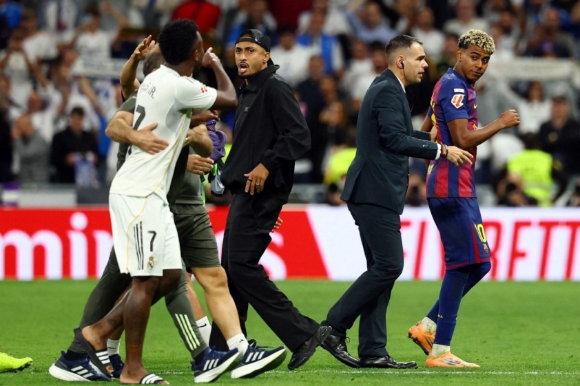 CĐV Barca phẫn nộ vì Yamal 'quá trẻ', nhắc đến Messi 5 Yamal đang gặp phải quá nhiều drama liên quan đến trận Siêu kinh điển. (Ảnh: ESPN)