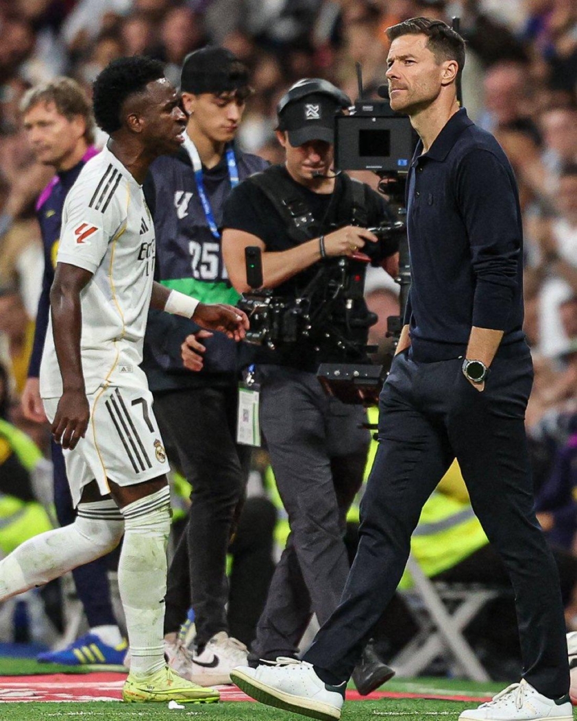 Xabi Alonso nói gì sau vụ Vinicius gây bão ở El Clasico? 6 HLV Xabi Alonso khẳng định không có mâu thuẫn nội bộ tại Real Madrid (Ảnh: X).