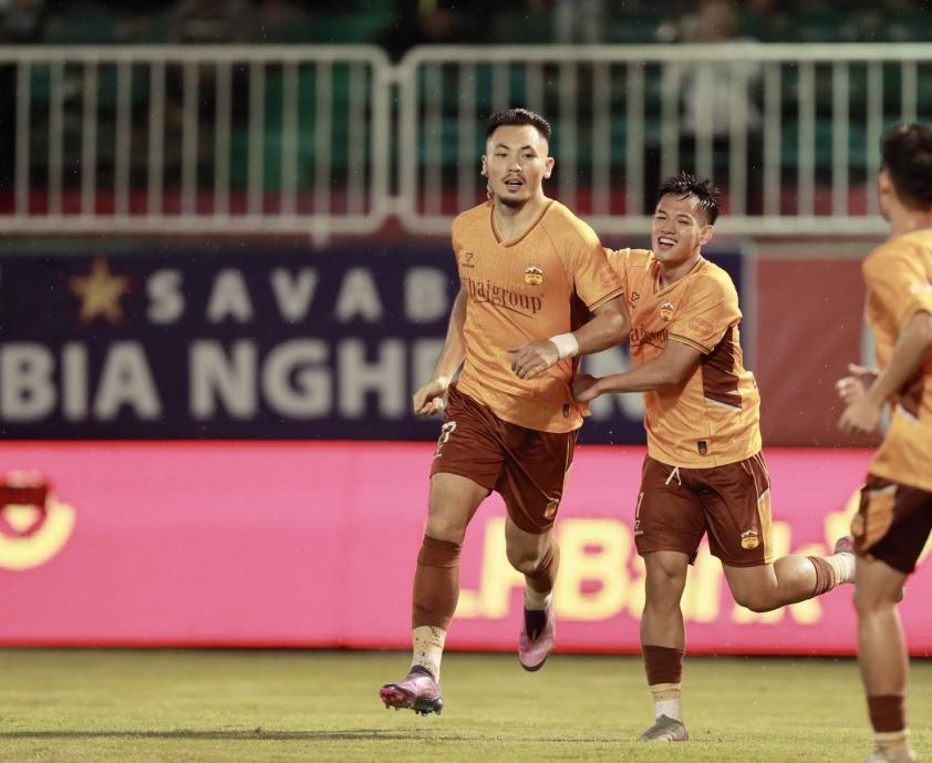 HAGL vừa thắng trận đầu V-League, sắp đến án phạt? 4 HAGL ấn tượng trước Thể Công Viettel ở vòng 8 V-League 2025/2026. (Ảnh: HAGL)