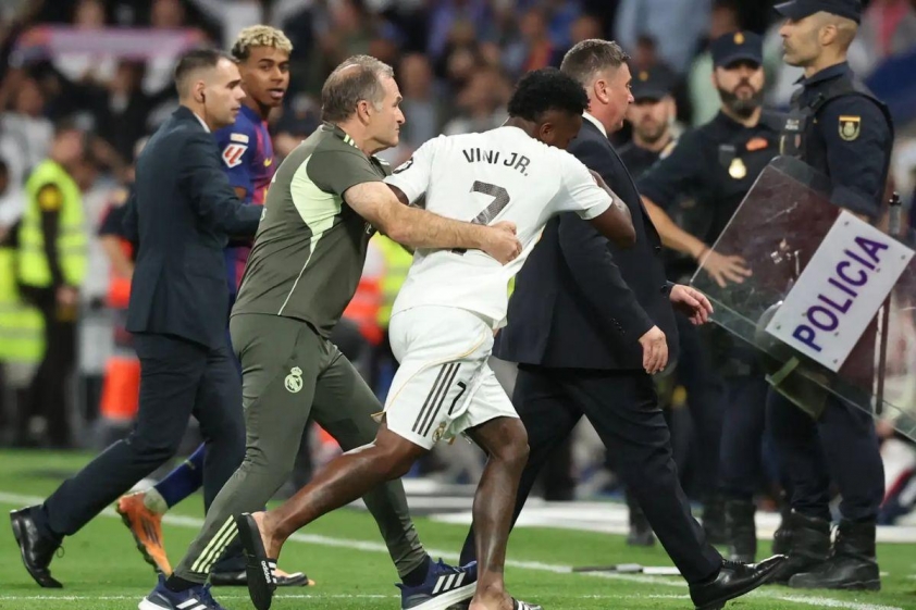 Xabi Alonso nói gì sau vụ Vinicius gây bão ở El Clasico? 7 Sau đó, Vinicius lại tiếp tục xuất hiện trong tâm điểm một cuộc cãi vã với các cầu thủ Barca (Ảnh: GOAL).