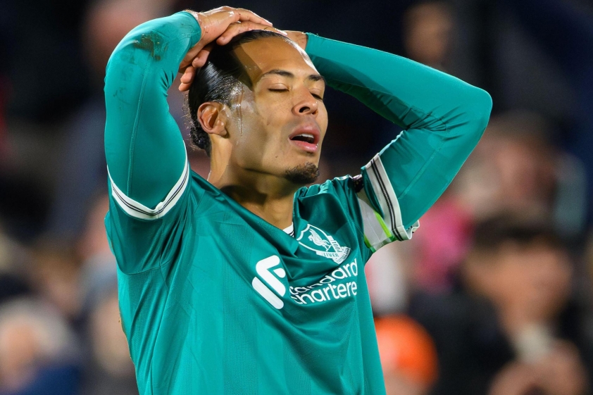 Slot sẽ bị sa thải nếu không trả lời nổi 5 câu hỏi này 5 Van Dijk và Liverpool đang có màn trình diễn thảm họa - Ảnh: Alamy