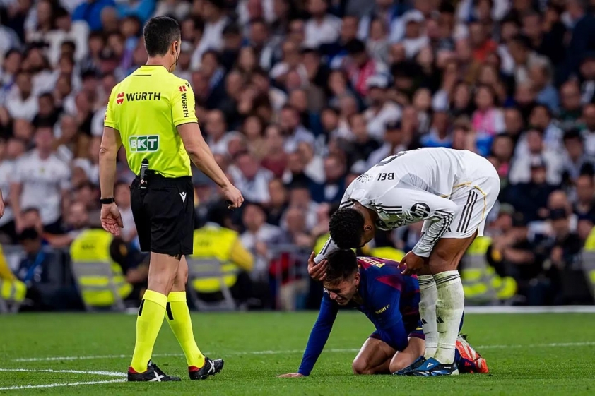 Bellingham gây sốt khi nhắc Barca 'mua tài' và chế nhạo Pedri 4 Bellingham khiêu khích Pedri sau pha va chạm trên sân. (Ảnh: Sportbible)