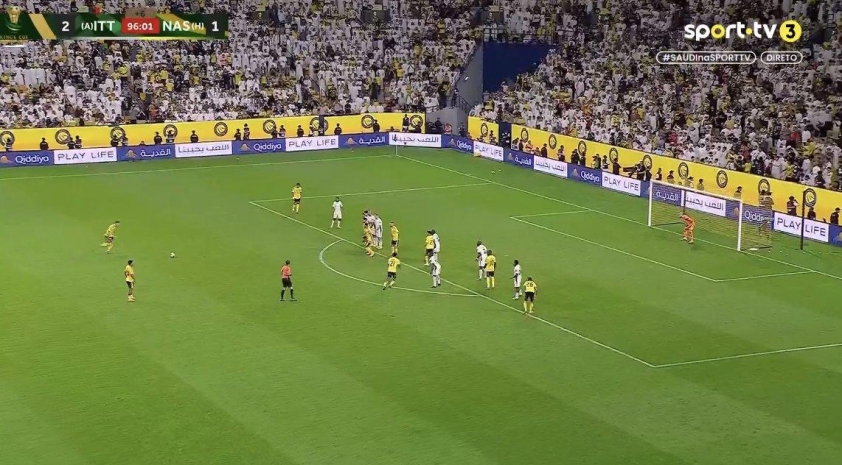 Ronaldo gây sốt với pha 'tự nói rồi sút hỏng' tại King’s Cup 7 Ronaldo hụt cú sút phạt ở phút 96 (Ảnh: The Touchline).