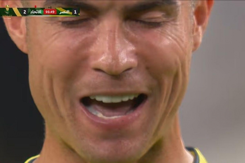 Ronaldo gây sốt với pha 'tự nói rồi sút hỏng' tại King’s Cup 5 Ronaldo tự nhủ trước cú đá phạt muộn trong trận thua của Al Nassr trước Al Ittihad (Ảnh: Daily Mail).