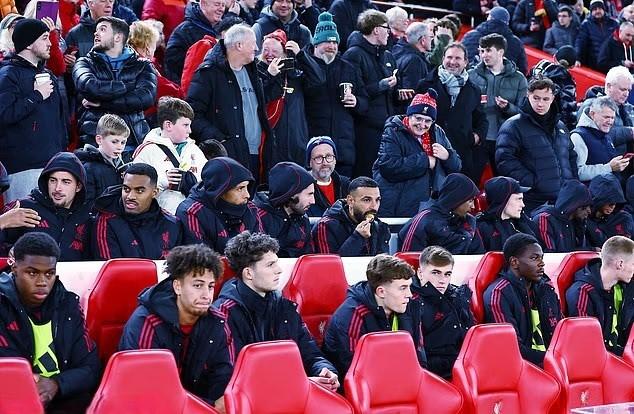 “Liverpool chi 450 triệu bảng: Tại sao vẫn yếu vậy?” 5 Đội hình dự bị của Liverpool với nhiều cầu thủ trẻ. (Ảnh: Daily Mail)